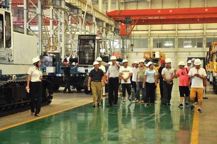 批量交車！華南區(qū)域旋挖鉆戰(zhàn)略客戶一行到訪宇通重裝