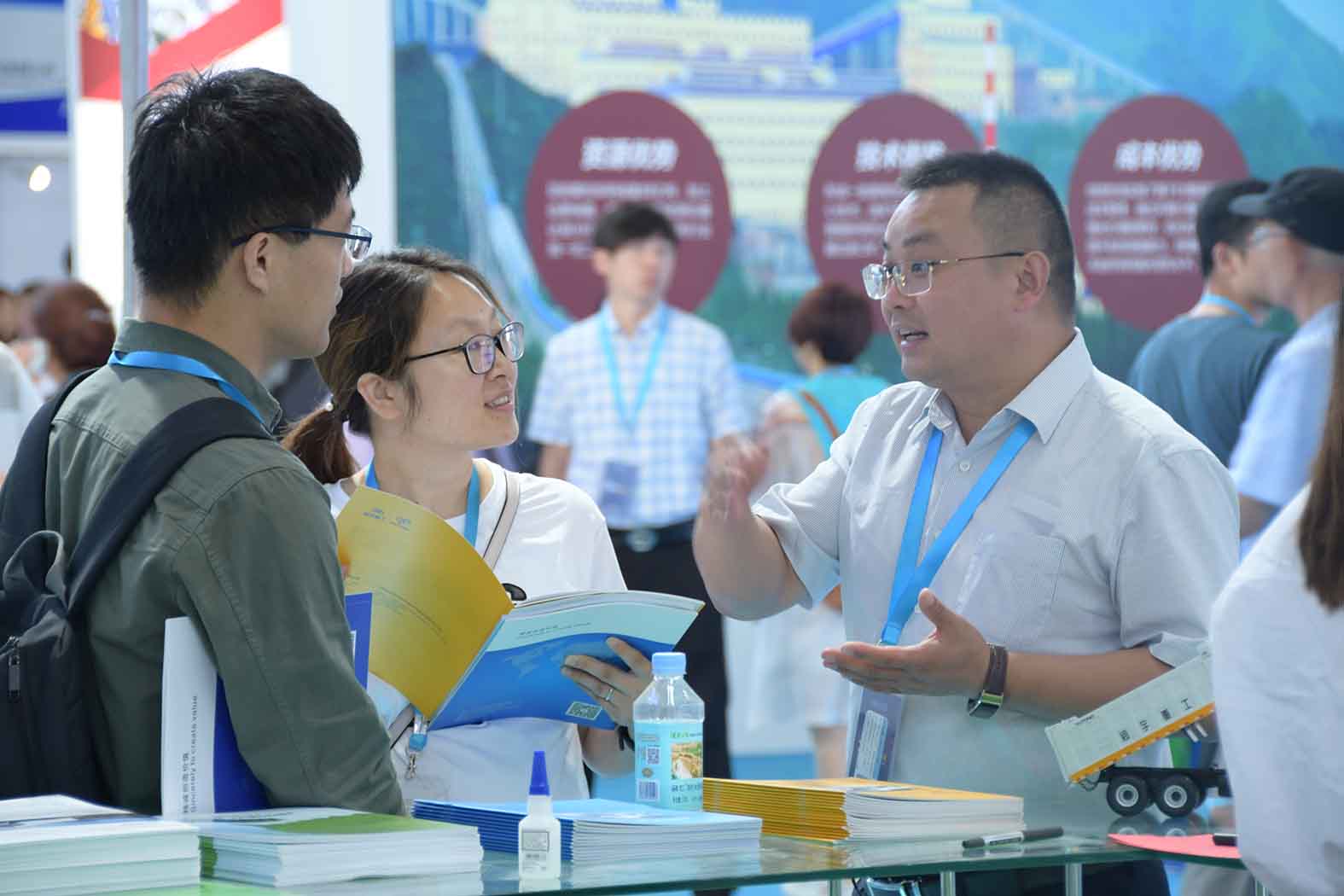 引領(lǐng)未來▲宇通純電動(dòng)礦用車閃耀2019CIME展會(huì)