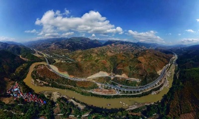 元蔓高速(紅河段)全線通車，30多臺(tái)宇通橋檢車保駕護(hù)航！